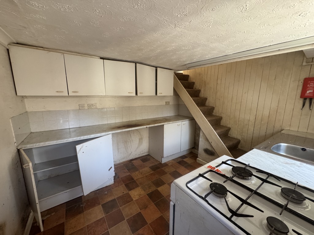 Lot: 173 - MID-TERRACE PROPERTY OVER FOUR FLOORS WITH SEVEN BEDSITS AND TWO SELF-CONTAINED FLATS FOR IMPROVEMENT AND REPAIR - Lower ground flat kitchen